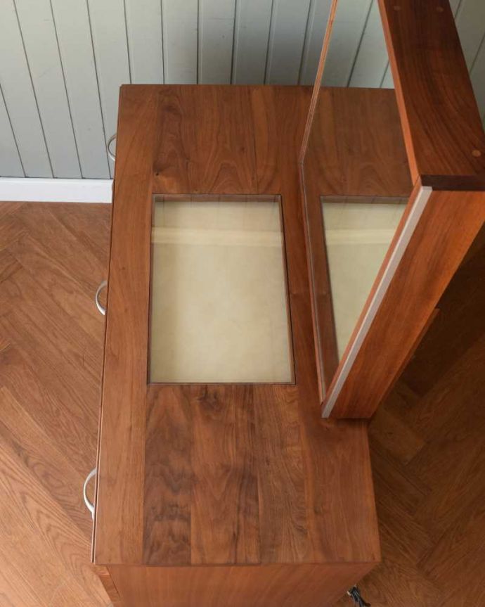 アンティーク風の家具　アンティーク風　CHARDONNAY（シャルドネ/ボーテ）３面鏡付きドレッサー（ウォルナット材）。デスクとしても使える広々天板広々とした天板の上はデスクとしても使えます。(h-014-f)