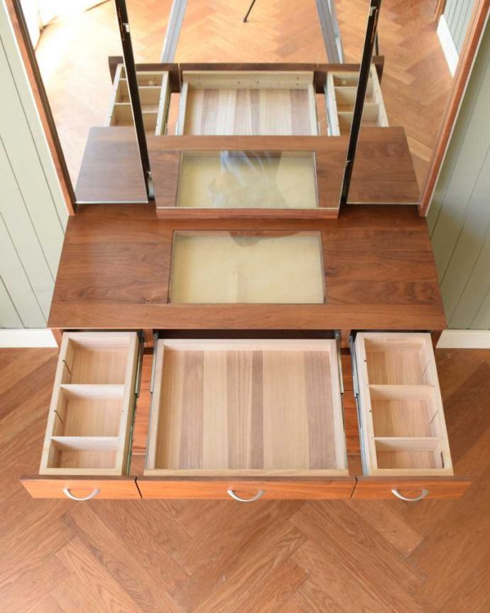 アンティーク風の家具　アンティーク風　CHARDONNAY（シャルドネ/ボーテ）３面鏡付きドレッサー（ウォルナット材）。引き出しは全て桐で仕上げてあります引き出しには全段、ステンレスのレールが付いています。(h-014-f)