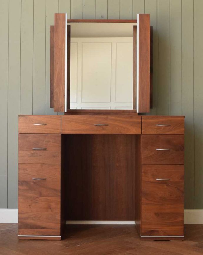 アンティーク風の家具　アンティーク風　CHARDONNAY（シャルドネ/ボーテ）３面鏡付きドレッサー（ウォルナット材）。女子が喜ぶ三面鏡！左右のミラーは写真のところまで閉じることができます。(h-014-f)