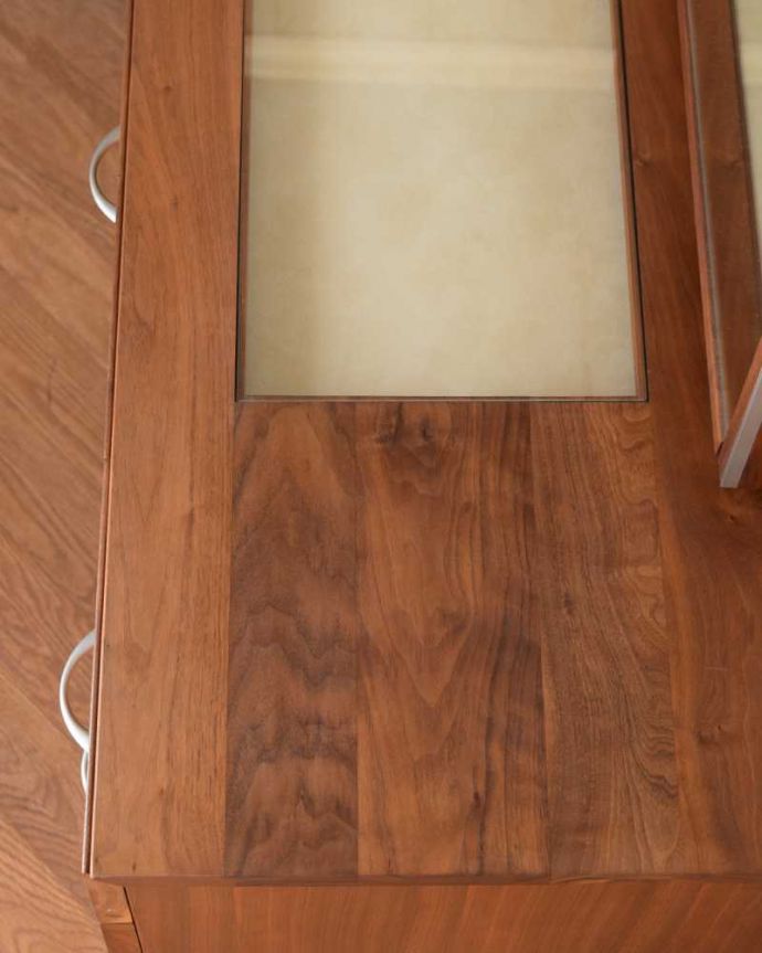 アンティーク風の家具　アンティーク風　CHARDONNAY（シャルドネ/ボーテ）３面鏡付きドレッサー（ウォルナット材）。オイル仕上げです（オイルステイン）F☆☆☆☆（Fフォースター）の製品なので、お子様がいるお家でも安心してお使い下さい。(h-014-f)