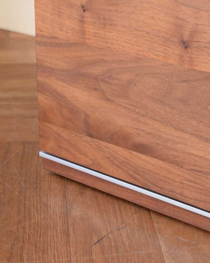 アンティーク風の家具　アンティーク風　CHARDONNAY（シャルドネ/ボーテ）３面鏡付きドレッサー（ウォルナット材）。 女性1人でラクラク運べちゃう仕掛けHandleのアンティークは、脚の裏にフェルトキーパーをお付けしています。(h-014-f)