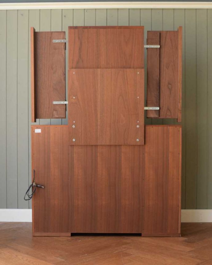 アンティーク風の家具　アンティーク風　CHARDONNAY（シャルドネ/ボーテ）３面鏡付きドレッサー（ウォルナット材）。後ろ姿もキレイです。(h-014-f)