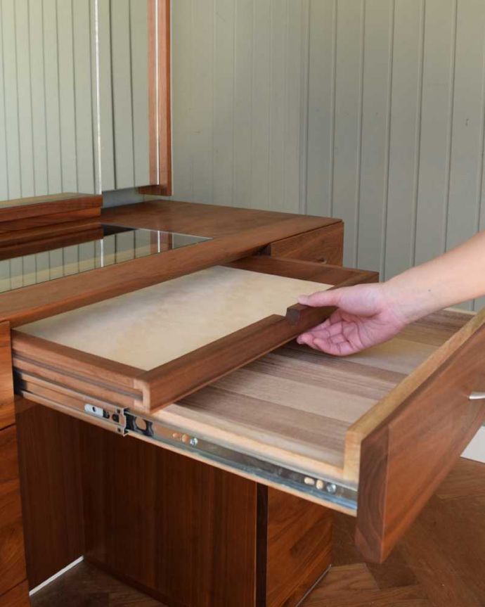 アンティーク風の家具　アンティーク風　CHARDONNAY（シャルドネ/ボーテ）３面鏡付きドレッサー（ウォルナット材）。２段引き出しになっていますガラスの下の引き出しは２段引き出しになっていて、アクセサリーを置くトレーはフェルトが貼られています。(h-014-f)