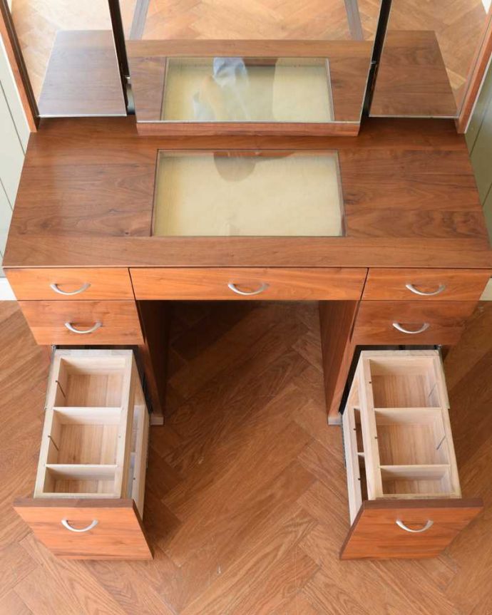 アンティーク風の家具　アンティーク風　CHARDONNAY（シャルドネ/ボーテ）３面鏡付きドレッサー（ウォルナット材）。引き出しは全て桐で仕上げてあります引き出しには全段、ステンレスのレールが付いています。(h-014-f)