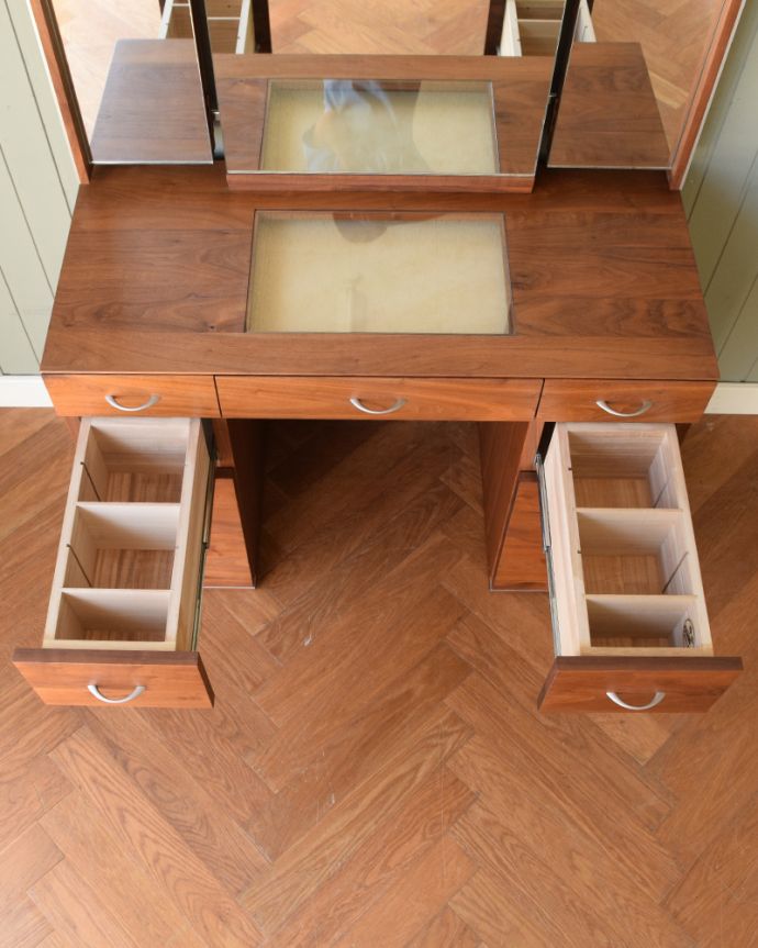 アンティーク風の家具　アンティーク風　CHARDONNAY（シャルドネ/ボーテ）３面鏡付きドレッサー（ウォルナット材）。細かく収納できます深さもある使いやすい引き出しです。(h-014-f)