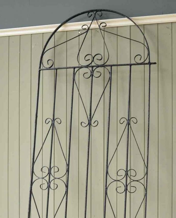 ドア・ゲート アンティーク家具 とっても可愛いアイアンが描くデザインに、アンティークのアイアンゲート 。アンティークのアイアンが作り出す曲線美まだ機械が現代ほど発達していない時代に、職人さんはどうやって曲げたんだろう?と不思議になるくらいの美しさ。(h-016-f)
