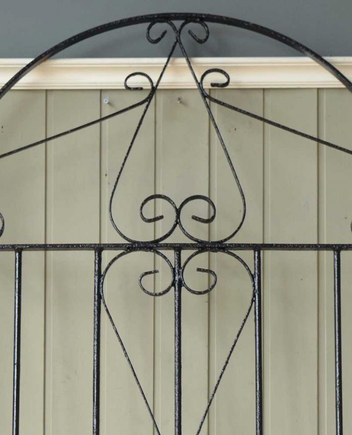 ドア・ゲート アンティーク家具 とっても可愛いアイアンが描くデザインに、アンティークのアイアンゲート 。フランスらしいアンティークエレガントで美しいアイアンゲートは置いておくだけで絵になります。(h-016-f)