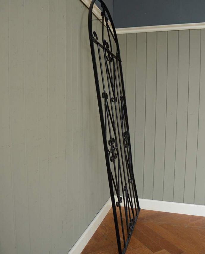 ドア・ゲート アンティーク家具 とっても可愛いアイアンが描くデザインに、アンティークのアイアンゲート 。横から見ると・・・アンティークは新品ではないので、もちろん経年変化によるキズはありますが、専門の職人が修復しました。(h-016-f)