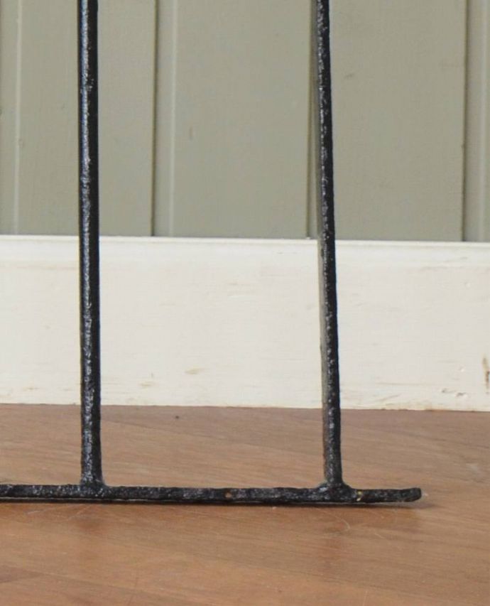 ドア・ゲート アンティーク家具 とっても可愛いアイアンが描くデザインに、アンティークのアイアンゲート 。施工業者さまにお願いすれば、取り付けて頂けますので、ご安心ください。(h-016-f)