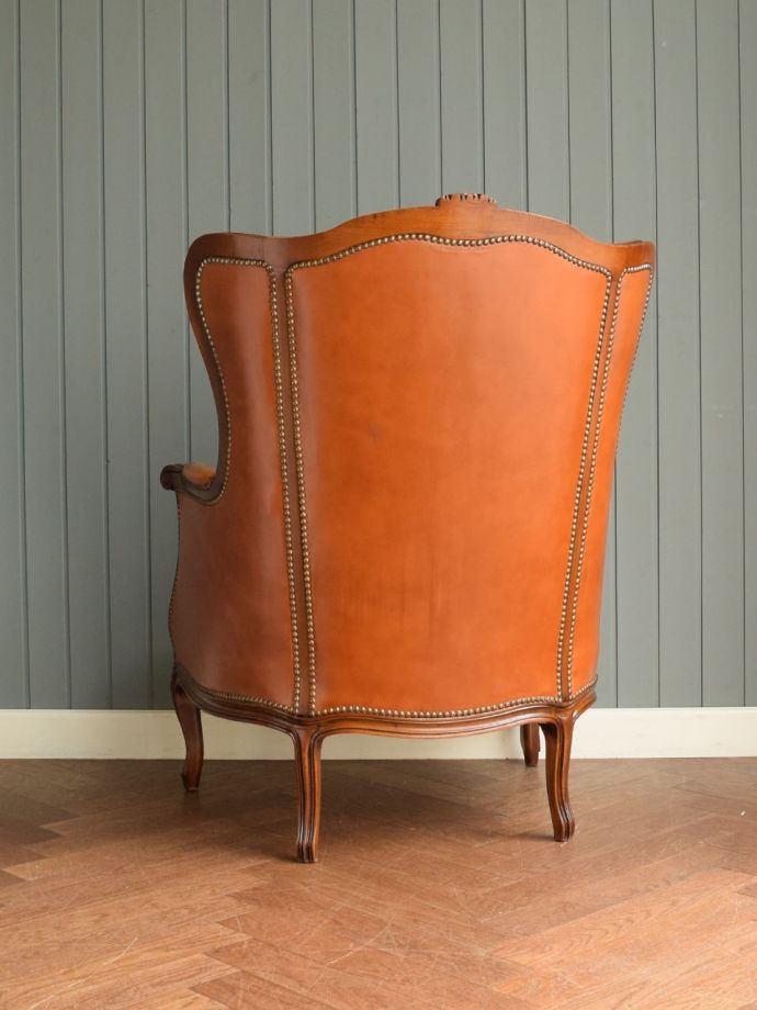 アンティークのパーソナルチェアの後ろ姿