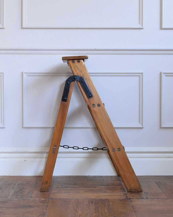 めずらしい家具　アンティーク家具　ディスプレイするのにちょっと可愛い小さなアンティーク家具のラダー（ハシゴ）。横から見ると･･･昔はこんな風に作られていたんだな～と感心してしまいます。(h-017-f)