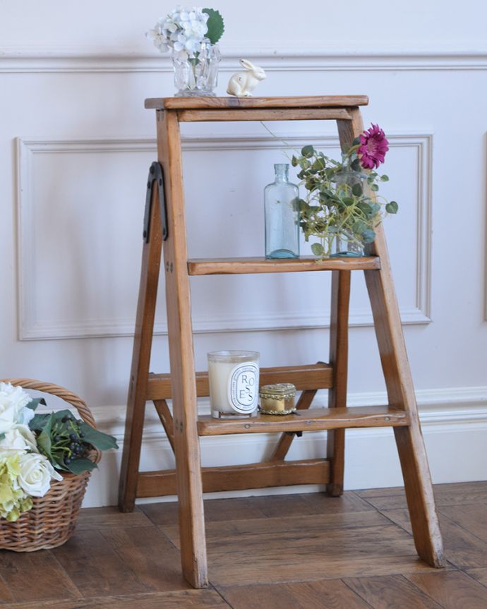 めずらしい家具　アンティーク家具　ディスプレイするのにちょっと可愛い小さなアンティーク家具のラダー（ハシゴ）。ディスプレイ台として楽しんでください。(h-017-f)