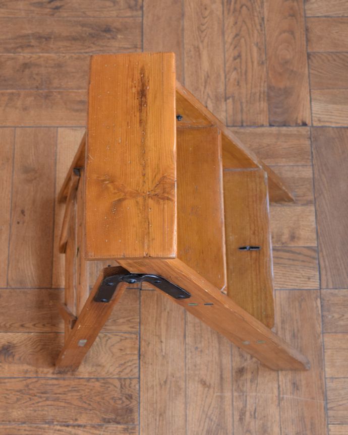 めずらしい家具　アンティーク家具　ディスプレイするのにちょっと可愛い小さなアンティーク家具のラダー（ハシゴ）。上から見るとアンティークは新品ではないので、経年変化によるキズはありますが、専門の職人によって目立たないようにキレイにお直しをしています。(h-017-f)