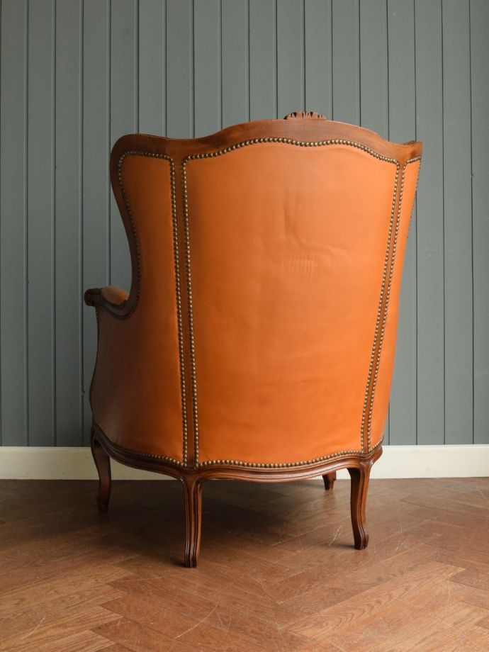 アンティークのパーソナルチェアの後ろ姿