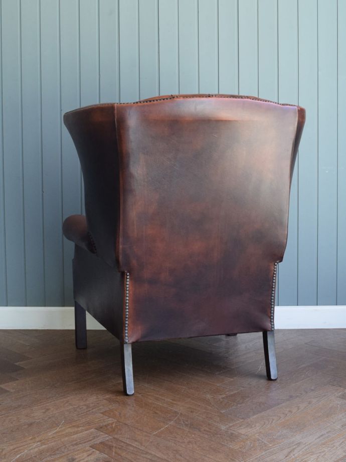 アンティークのパーソナルチェアの後ろ姿