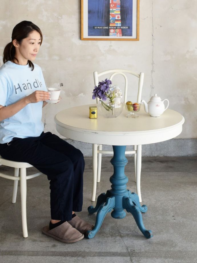 アンティーク風のおしゃれなテーブル