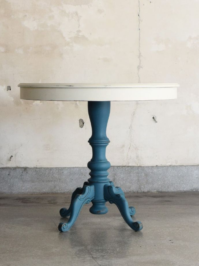 テーブルの後ろ姿