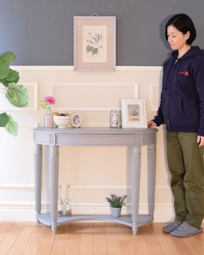 アンティーク風の家具 アンティーク風 アンティーク風のおしゃれな家具、ペイントのコンソールテーブル。壁にピタッと付けるだけで出来るおしゃれコーナーコンソールテーブルは見せる場所を作ってくれる最強の家具。(h-020-f)