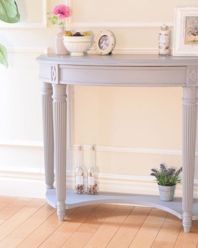 アンティーク風の家具 アンティーク風 アンティーク風のおしゃれな家具、ペイントのコンソールテーブル。美しい脚のフォルムまるで本物のアンティークのような美しいデザインの脚がお部屋を素敵に魅せてくれます。(h-020-f)