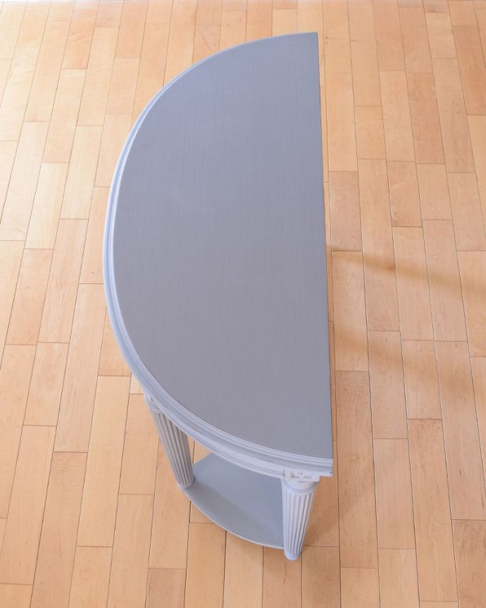 アンティーク風の家具 アンティーク風 アンティーク風のおしゃれな家具、ペイントのコンソールテーブル。上から見ると・・・。(h-020-f)