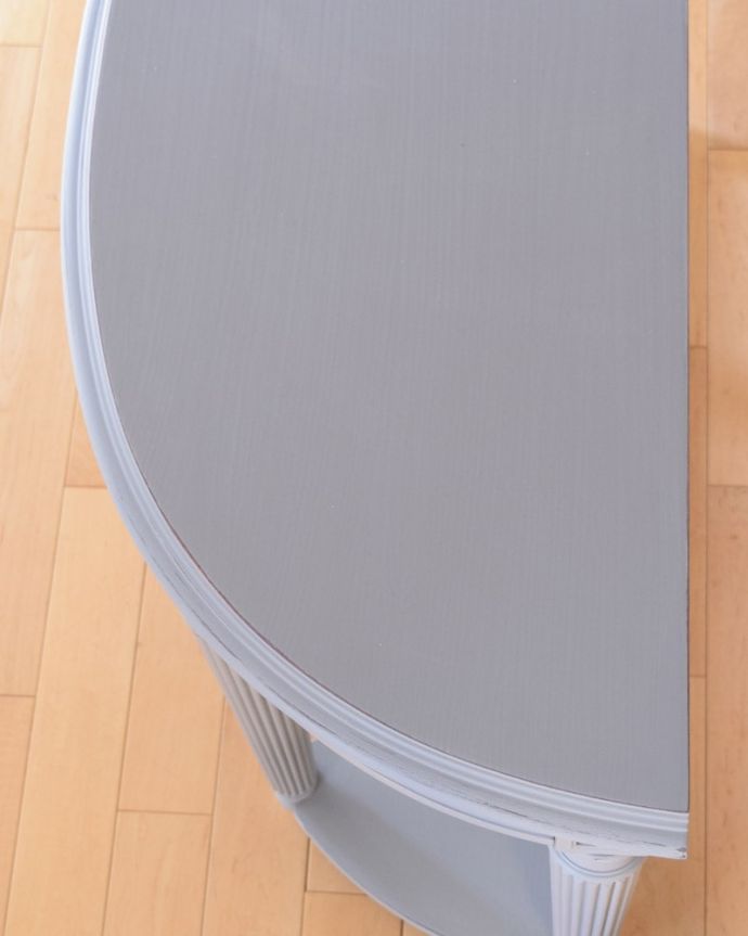 アンティーク風の家具 アンティーク風 アンティーク風のおしゃれな家具、ペイントのコンソールテーブル。天板を近づいてみると…いろんなものを乗せて便利に使ってください。(h-020-f)