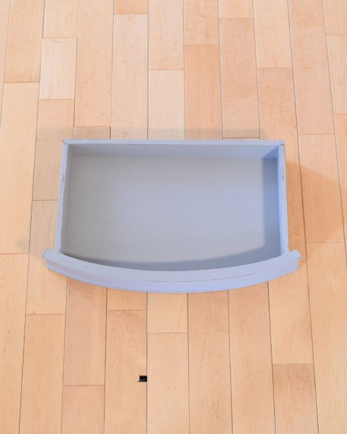 アンティーク風の家具 アンティーク風 アンティーク風のおしゃれな家具、ペイントのコンソールテーブル。引き出しの中は・・・細々したものが収納できる小さな引き出しが付いているので、便利に使えます。(h-020-f)