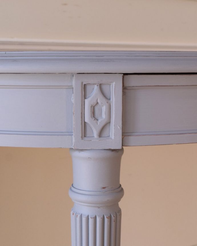 アンティーク風の家具 アンティーク風 アンティーク風のおしゃれな家具、ペイントのコンソールテーブル。凝ったデザイン本物のアンティーク家具に負けないくらい丁寧な彫りが施されています。(h-020-f)