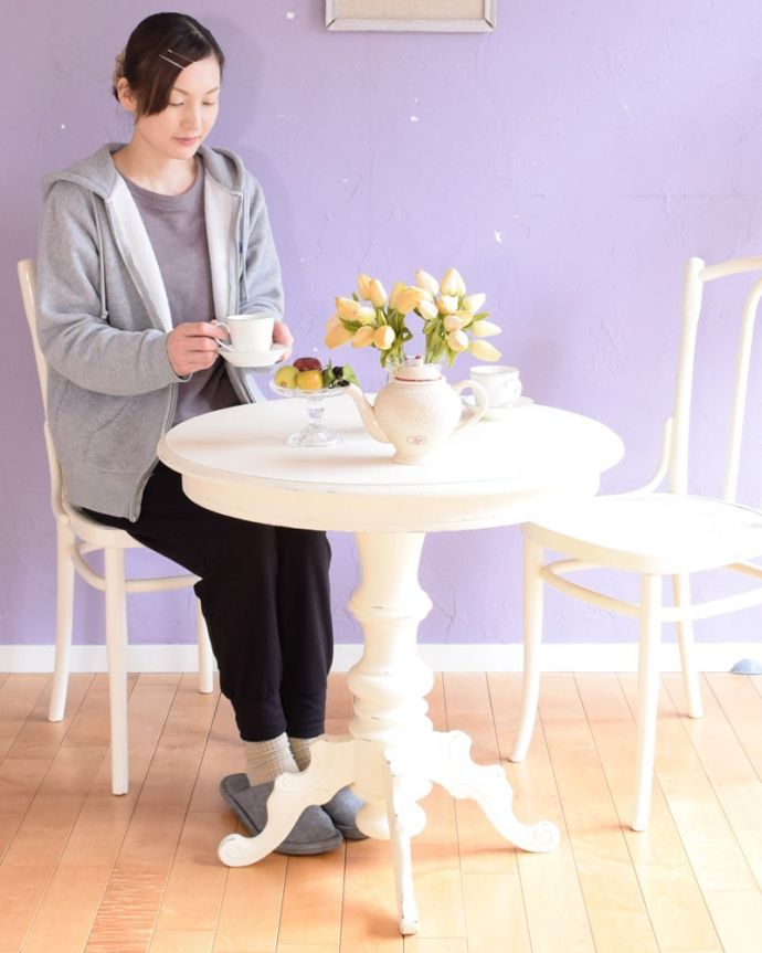 2人掛けダイニングテーブル（1ｍ20cm以下）　アンティーク風　シャビーシックなアンティーク風のテーブル、ホワイトペイントのラウンドテーブル。お部屋を彩ってくれるアンティーク風家具とっても可愛いデザインのテーブルはフランスらしい華やかな彫りのデザイン。(h-022-f)