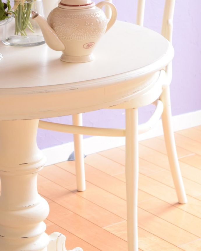 2人掛けダイニングテーブル（1ｍ20cm以下）　アンティーク風　シャビーシックなアンティーク風のテーブル、ホワイトペイントのラウンドテーブル。見た目でも楽しめます女性らしく素敵なデザインなので、置くだけでワクワクしてしまう家具。(h-022-f)