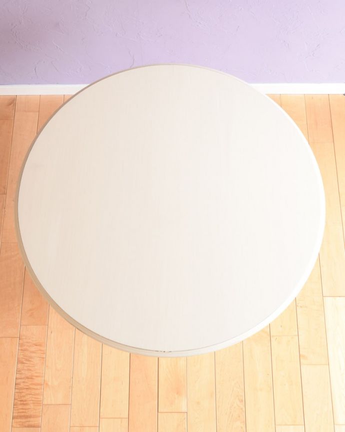 2人掛けダイニングテーブル（1ｍ20cm以下）　アンティーク風　シャビーシックなアンティーク風のテーブル、ホワイトペイントのラウンドテーブル。天板を上から見ると･･･天板の形はこんな感じです。(h-022-f)