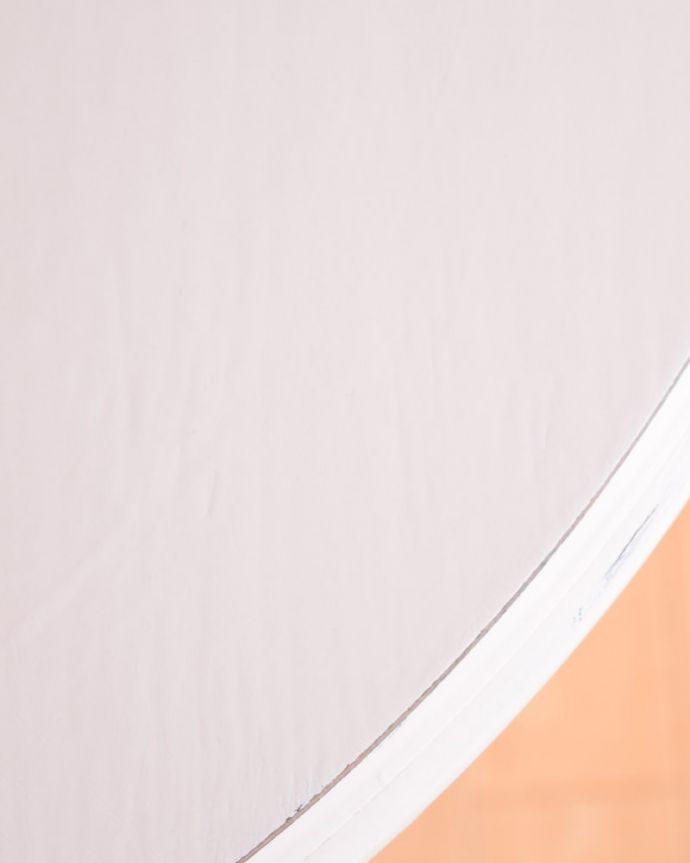 2人掛けダイニングテーブル（1ｍ20cm以下）　アンティーク風　シャビーシックなアンティーク風のテーブル、ホワイトペイントのラウンドテーブル。近づいてみると…Handleセレクトの色でペイントし直してもらいました。(h-022-f)