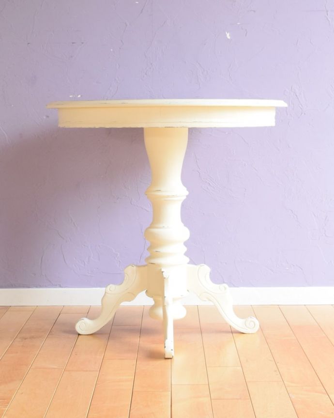 2人掛けダイニングテーブル（1ｍ20cm以下）　アンティーク風　シャビーシックなアンティーク風のテーブル、ホワイトペイントのラウンドテーブル。横から見ても素敵女性らしい可憐なテーブルです。(h-022-f)