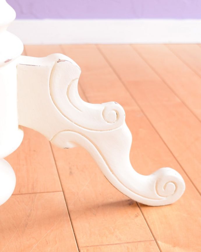 2人掛けダイニングテーブル（1ｍ20cm以下）　アンティーク風　シャビーシックなアンティーク風のテーブル、ホワイトペイントのラウンドテーブル。持ち上げなくても移動できます！Handleの家具は、脚の裏にフェルトキーパーをお付けしていますので、床を滑らせて簡単に移動が出来ます。(h-022-f)