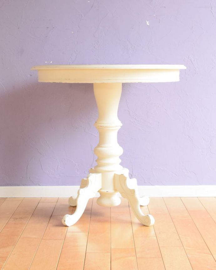 2人掛けダイニングテーブル（1ｍ20cm以下）　アンティーク風　シャビーシックなアンティーク風のテーブル、ホワイトペイントのラウンドテーブル。クルッと回転。(h-022-f)