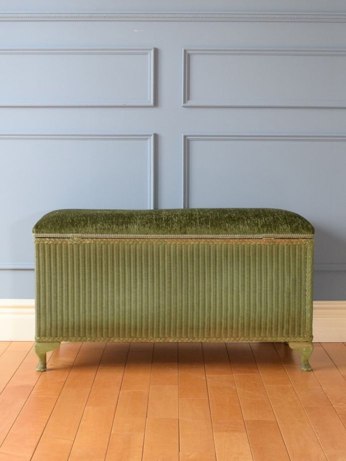 ベンチの後ろ姿