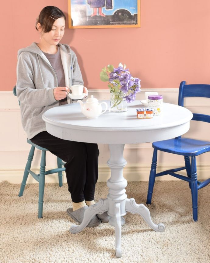 アンティーク風の家具　アンティーク風　フレンチスタイルのアンティーク風ラウンドテーブル。お部屋を彩ってくれるアンティーク風家具とっても可愛いデザインのテーブルはフランスらしい華やかな彫りのデザイン。(h-023-f)