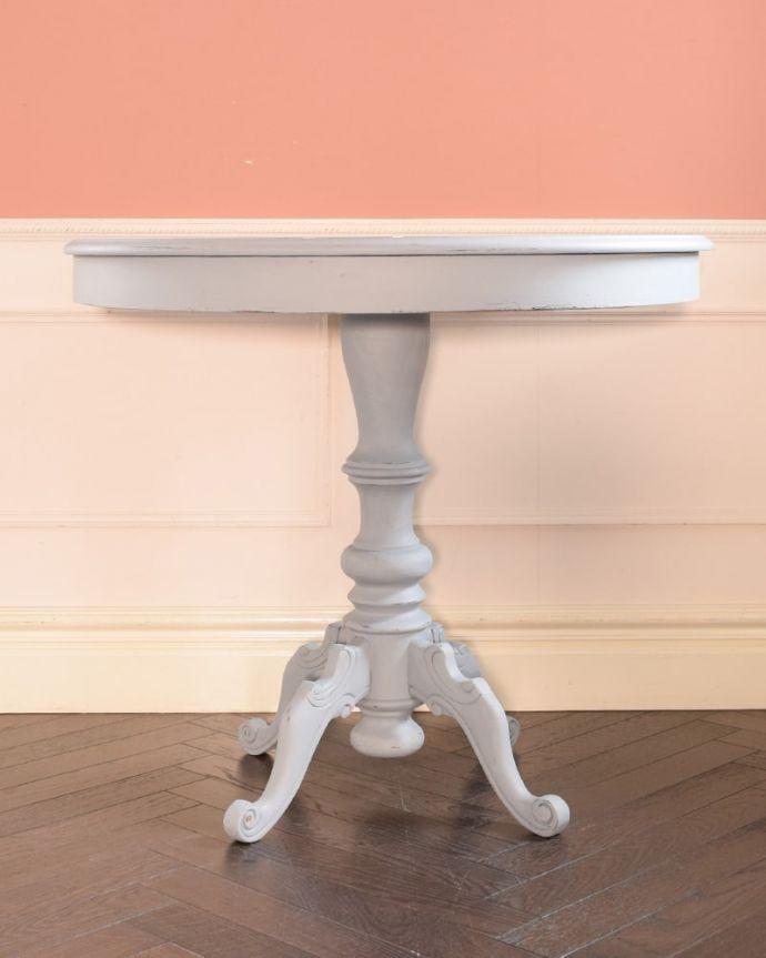 フレンチアンティーク調の丸いダイニングテーブル、シャビーシックな