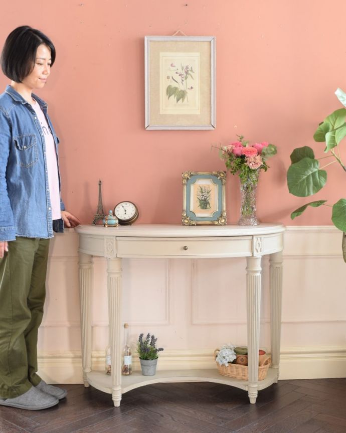 アンティーク風の家具 アンティーク風 アンティーク風のおしゃれな家具、ペイントのコンソールテーブル。壁にピタッと付けるだけで出来るおしゃれコーナーコンソールテーブルは見せる場所を作ってくれる最強の家具。(h-024-f)