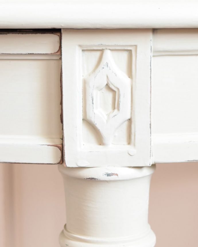 アンティーク風の家具 アンティーク風 アンティーク風のおしゃれな家具、ペイントのコンソールテーブル。凝ったデザイン本物のアンティーク家具に負けないくらい丁寧な彫りが施されています。(h-024-f)