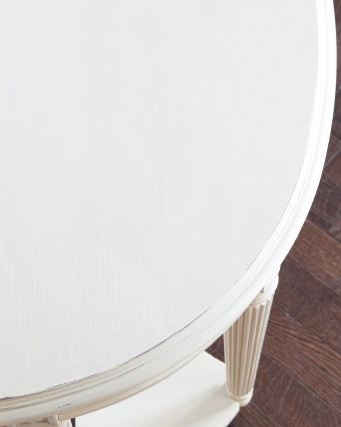 アンティーク風の家具 アンティーク風 アンティーク風のおしゃれな家具、ペイントのコンソールテーブル。天板を近づいてみると…いろんなものを乗せて便利に使ってください。(h-024-f)