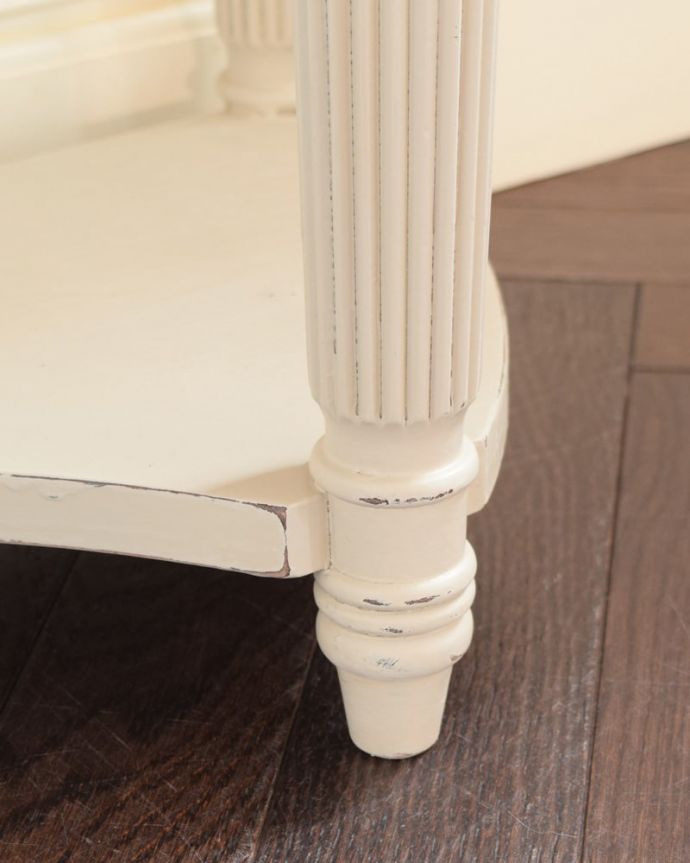 アンティーク風の家具 アンティーク風 アンティーク風のおしゃれな家具、ペイントのコンソールテーブル。女性1人でラクラク運べちゃう仕掛けHandleの家具は、床にキズが付かないよう脚の裏にフェルトキーパーをお付けしているので、移動もラクです。(h-024-f)