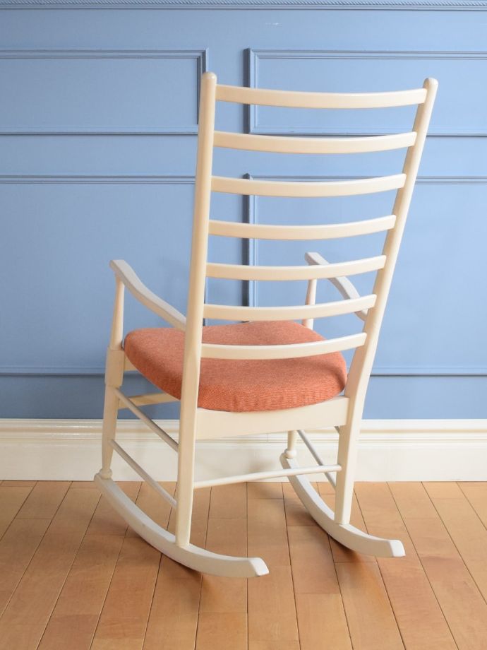 ロッキングチェアの後ろ姿