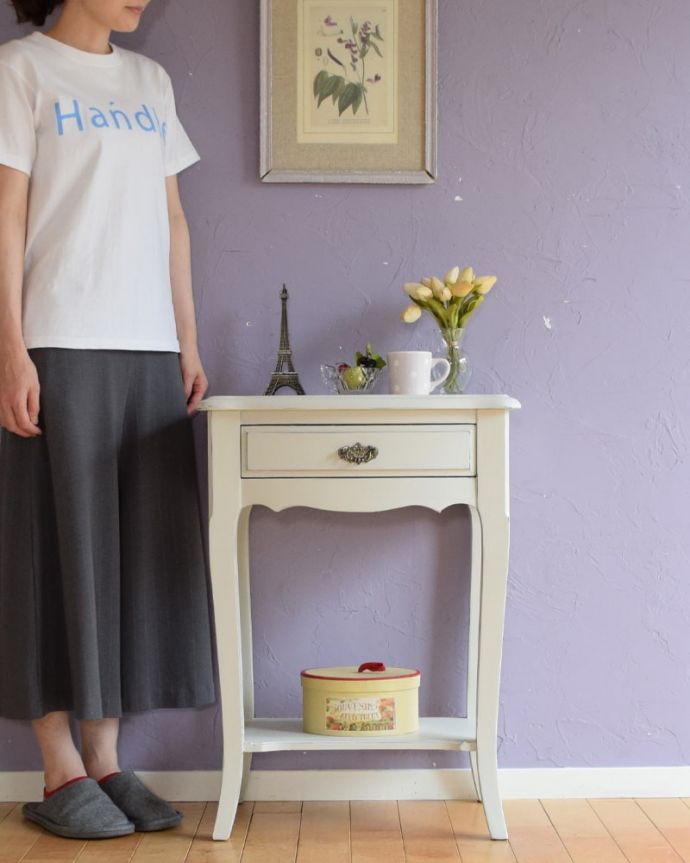 アンティーク風の家具　アンティーク風　ペイントのサイドテーブル　壁にピタッと付けるだけで出来るおしゃれコーナーコンソールテーブルは見せる場所を作ってくれる最強の家具。(h-026-f)