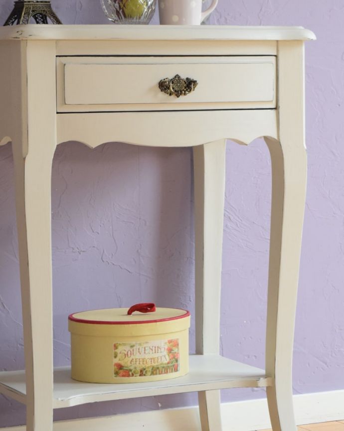 アンティーク風の家具　アンティーク風　ペイントのサイドテーブル　美しい脚のフォルムまるで本物のアンティークのような美しいデザインの脚がお部屋を素敵に魅せてくれます。(h-026-f)