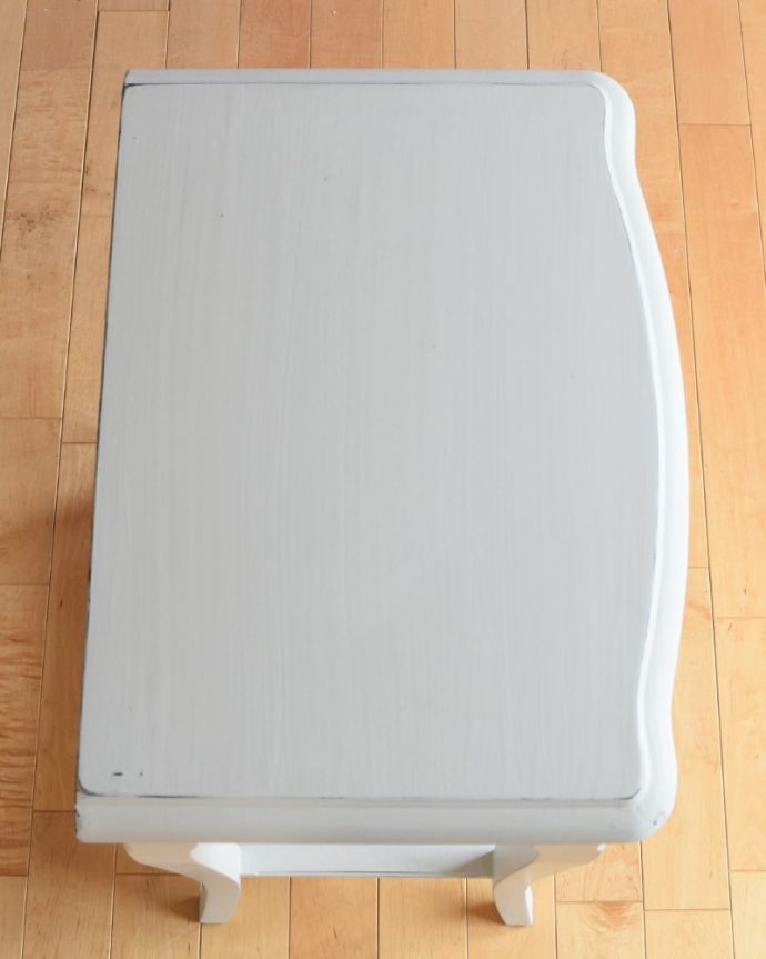 アンティーク風の家具　アンティーク風　ペイントのサイドテーブル　上から見ると･･･<brキレイなハーフムーン型。(h-026-f)