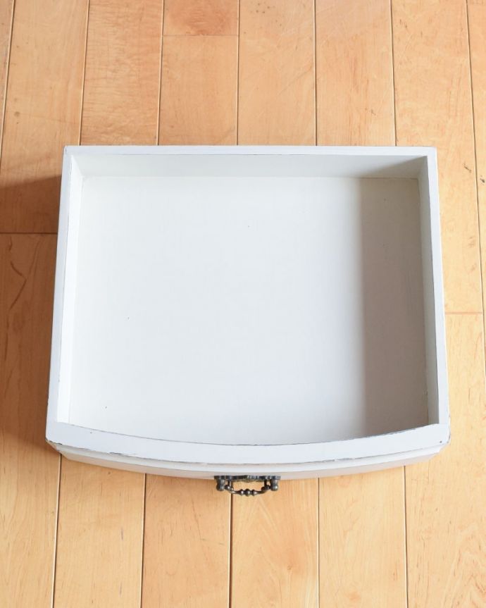 アンティーク風の家具　アンティーク風　ペイントのサイドテーブル　引き出しの中は･･･細々したものが収納できる小さな引き出しが付いているので、便利に使えます。(h-026-f)