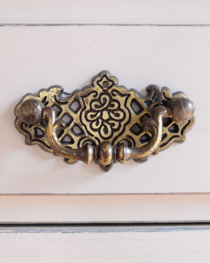 アンティーク風の家具　アンティーク風　ペイントのサイドテーブル　取っ手もオシャレ開ける度にワクワクしちゃうアンティーク風のおしゃれな取っ手です。(h-026-f)