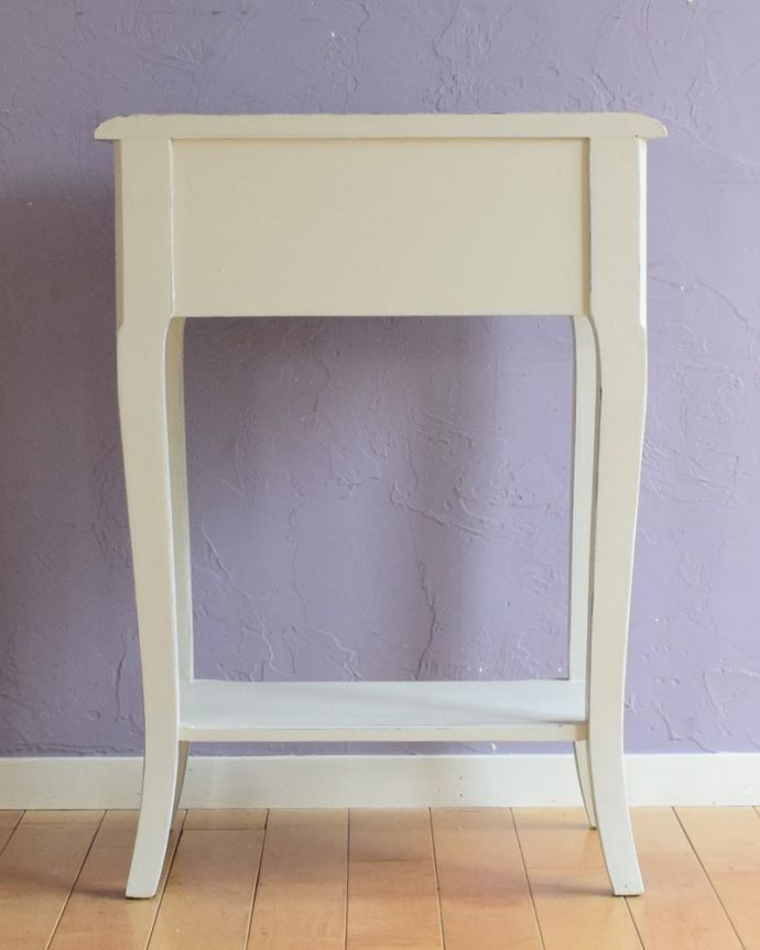 アンティーク風の家具　アンティーク風　ペイントのサイドテーブル　後ろ姿は･･･360度、どの角度から見ても美しい～！。(h-026-f)