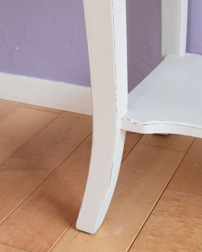 アンティーク風の家具　アンティーク風　ペイントのサイドテーブル　女性1人でラクラク運べちゃう仕掛けHandleの家具は、床にキズが付かないよう脚の裏にフェルトキーパーをお付けしているので、移動もラクです。(h-026-f)