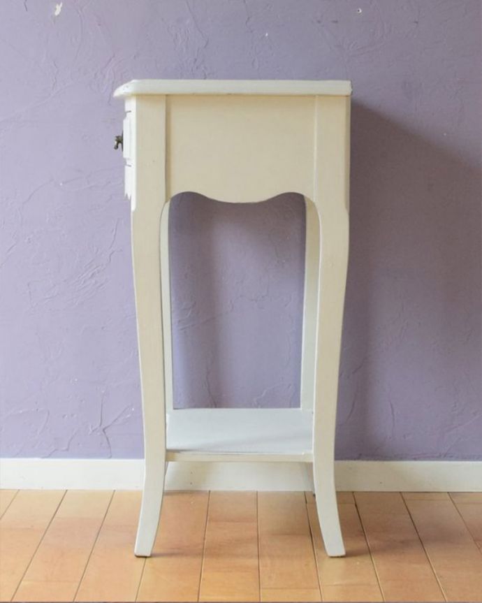 アンティーク風の家具　アンティーク風　ペイントのサイドテーブル　横から見ると･･･真横から見てみるとこんな感じです。(h-026-f)